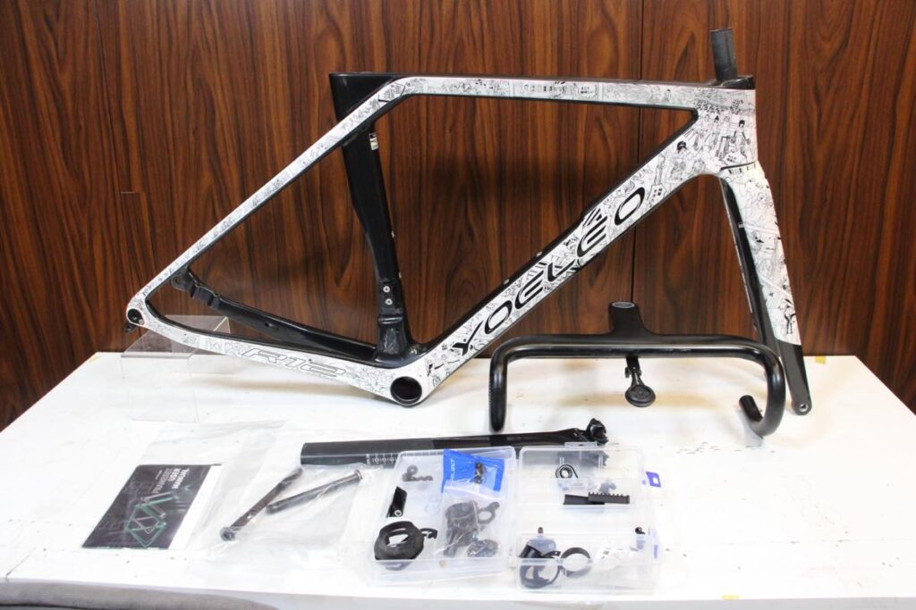 R12 DB TOUR OF JAPAN 特別限定版 ハンドルステム付属
