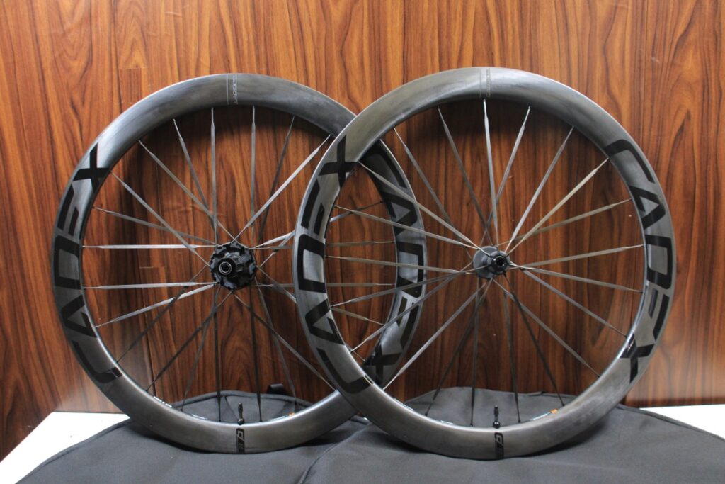 ULTRA 50 HOOKLESS DISC シマノフリー 11/12s対応 チューブレス カーボンホイールセット