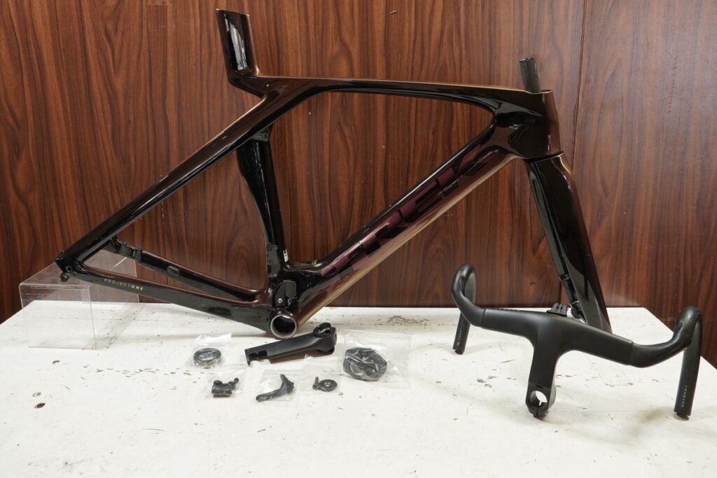 MADONE SLR GEN7 ハンドルステム付属